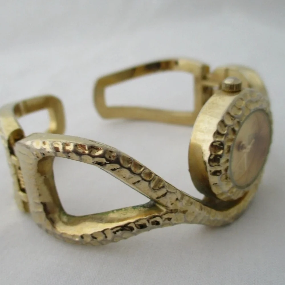 Geneva Bracelet Cuff Style Watch. EUC. Battery Currently Working. - Picture 6 of 7